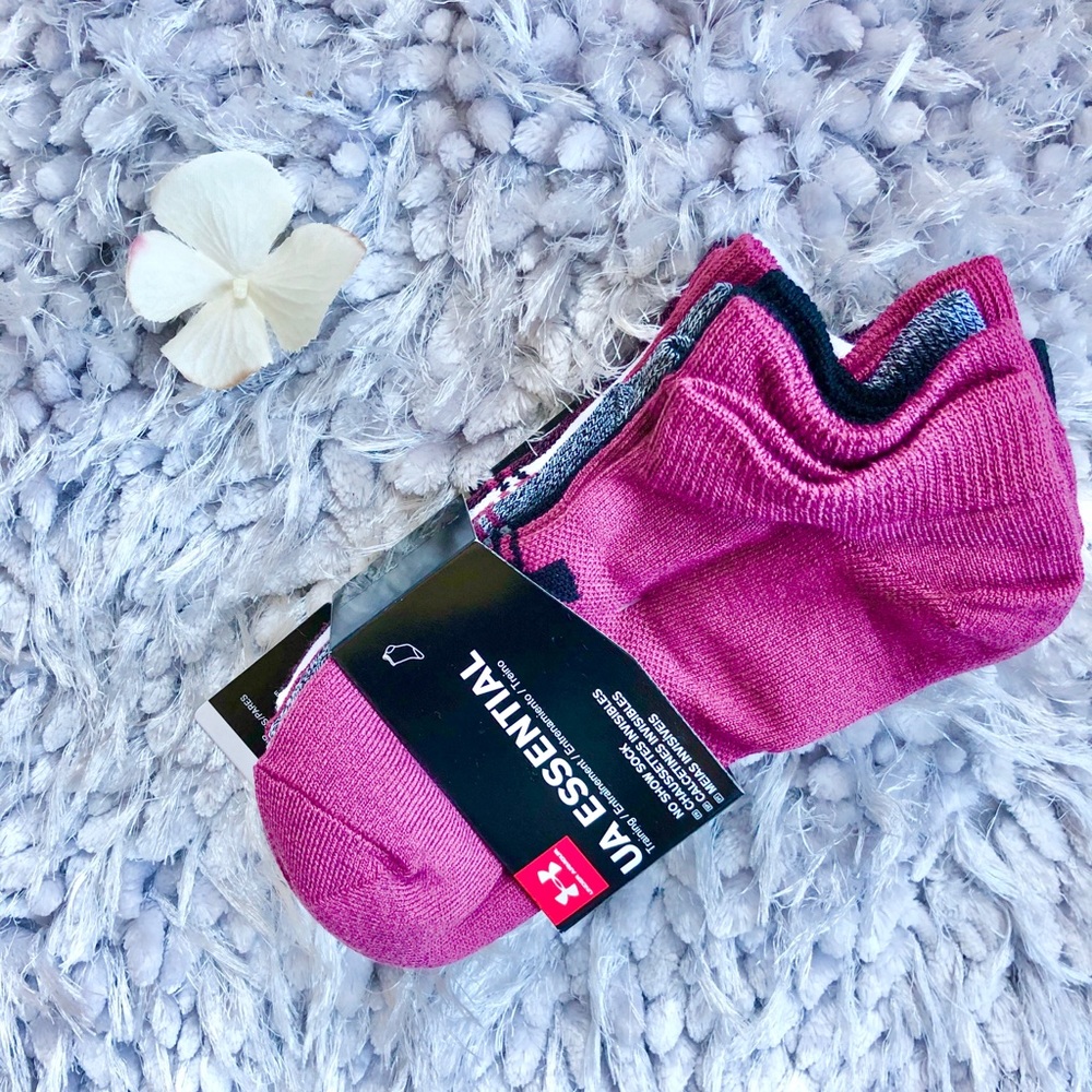 New with tags UNDER ARMOR 6 pack ESSENTIAL SOCKS.